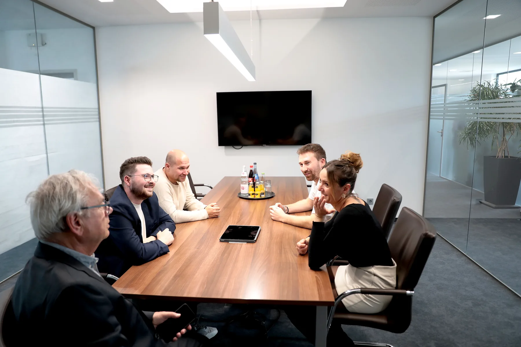 Sechs Personen bei einer Projektbesprechung am Konferenztisch
