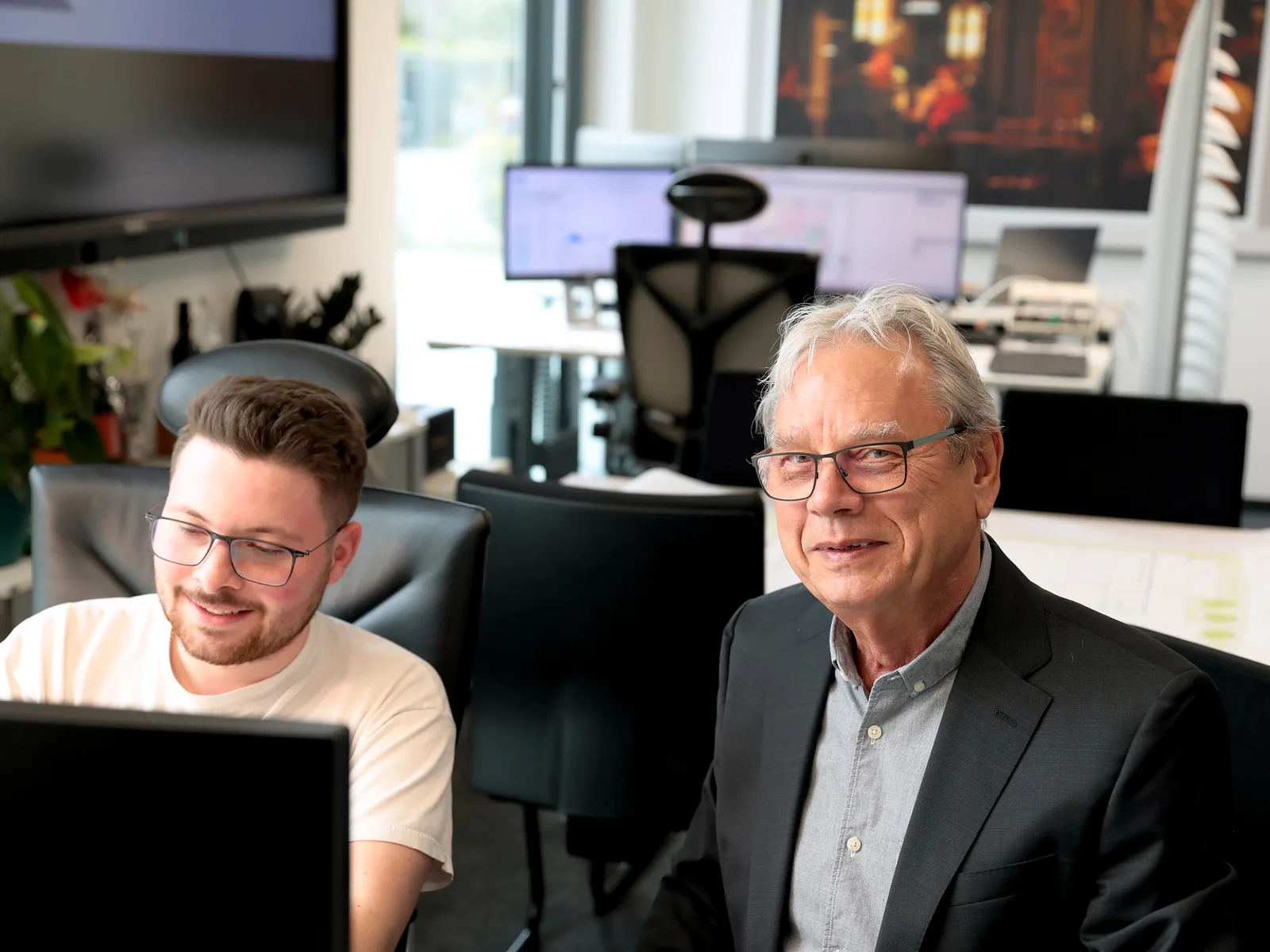Zwei Ingenieure prüfen einen Schallschutznachweis am Bildschirm