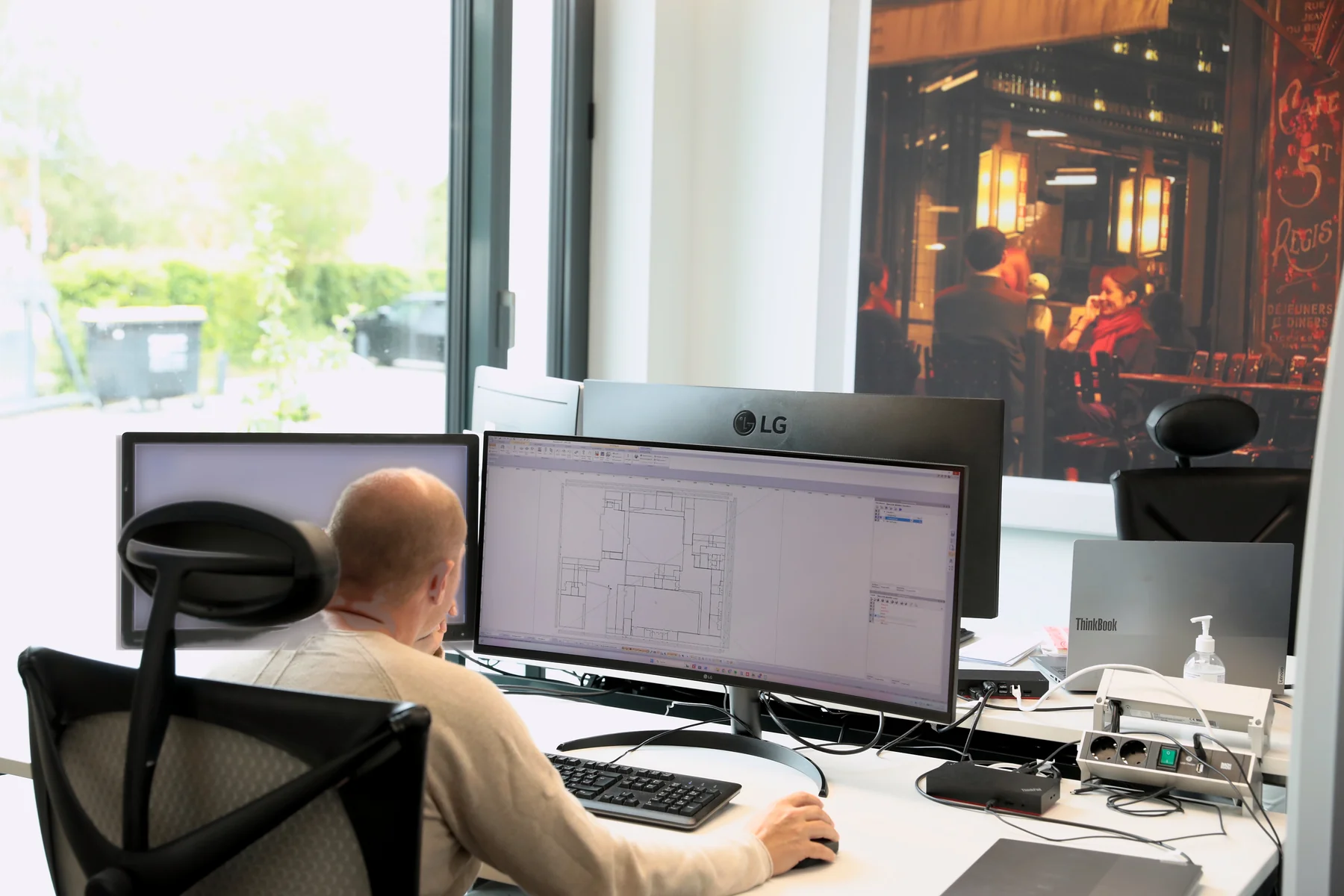 Arbeitsplatz mit einem Gebäudegrundriss auf dem Bildschirm
