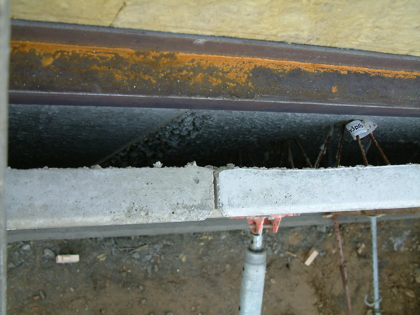 Durchgehende Trennfuge einer zweischaligen Wand mit gelber Mineralwoll - Ingenieurbüro Makowka & Hanik Durchgehende Trennfuge einer zweischaligen Wand mit gelber Mineralwolldämmung und aufliegendem Stahlträger