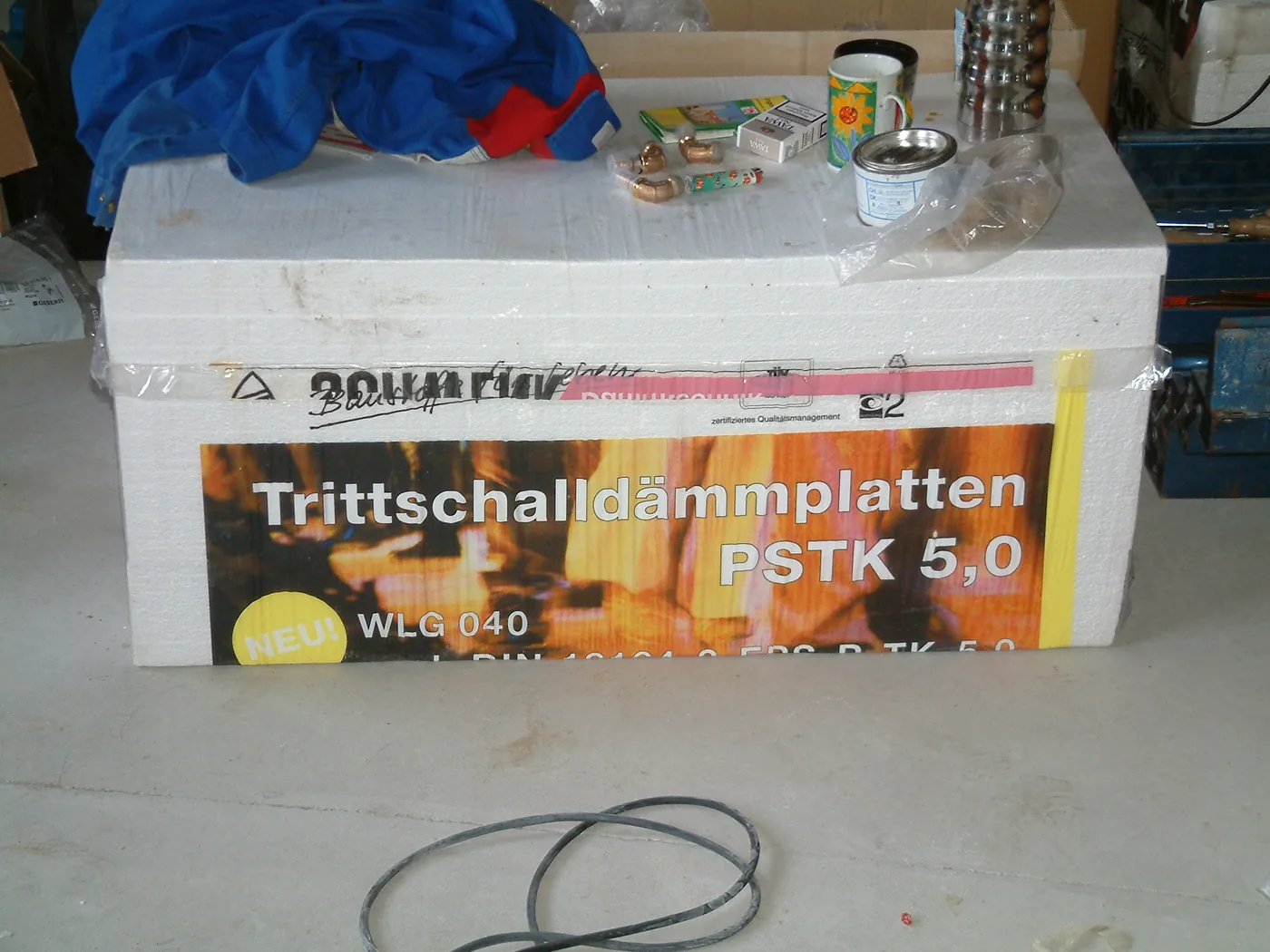 Verpackungseinheit Trittschalldämmplatten auf der Baustelle die Verp - Ingenieurbüro Makowka & Hanik Verpackungseinheit Trittschalldämmplatten auf der Baustelle, die Verpackung nennt Plattentyp und Wärmeleitgruppe
